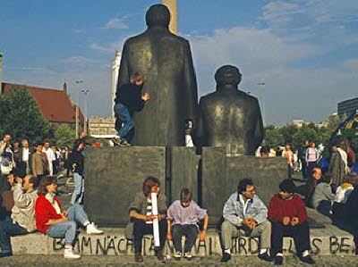 Am  Marx-Engels-Denkmal