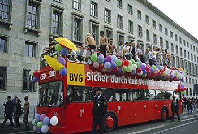 BVG-Bus bei der CSD-Parade (2001)
