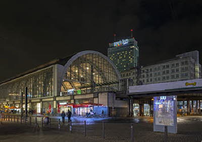 Bahnhof Alexanderplatz nachts (2019)