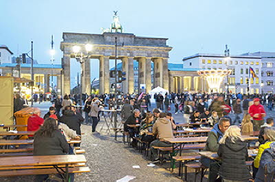 Brandenburger Tor mit Einheitstag-Feiergästen 2016