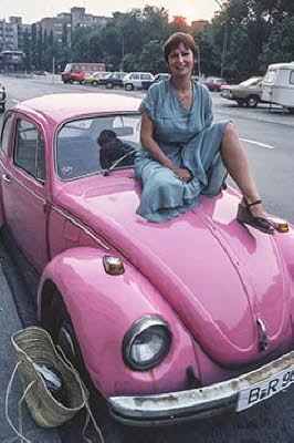 Frau auf rosa VW-Käfer in Charlottenburg (1979)