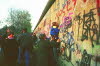 Frau mit Kind vor Mauerspalt an der Ebertstraße 11-11-89