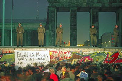 Grepos auf der Mauer am Brandenburger Tor 10-11-89