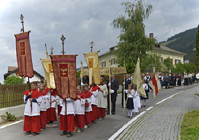 Himmel-Kirchenauszug bei Herz-Jesu-Prozession in Niederdorf