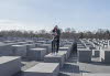 Holocaust-Denkmal mit Liebespaar (2017)