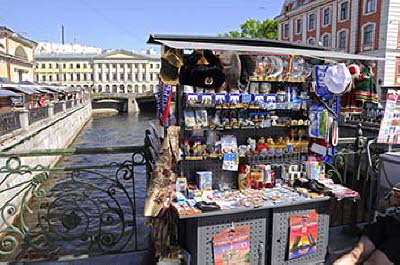Kanal Groboedova mit Souvenirstand