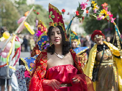 Kostümierte Frau beim Karneval der Kulturen (2016)