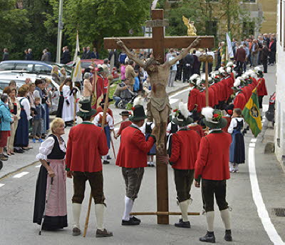 Kreuz-Kirchenauszug bei Herz-Jesu-Prozession in Niederdorf