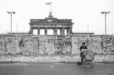 Leierkastenfrau am Brandenburger Tor (1990