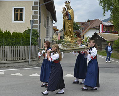 Madonna-Kirchenauszug bei Herz-Jesu-Prozession in Niederdorf