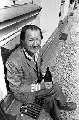 Mann mit Bierflasche in der Knobelsdorffstraße (1978)
