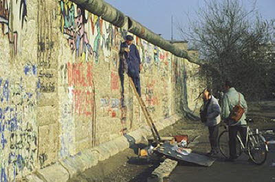 Mauerspecht in der Niederkirchnerstrae 1990