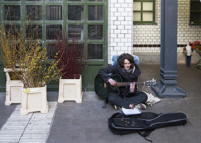 Musikerin in einem S-Bahnhof (2015)