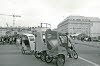 Pariser Platz mit Velotaxen vor Hotel Adlon 1997