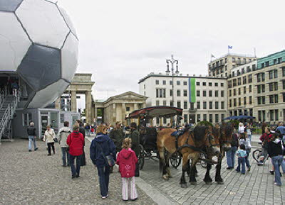 Pariser Platz mit WM-Fußball-Box (2006)