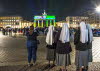 Passanten beim Lichterfestival am Brandenburger Tor (2018)