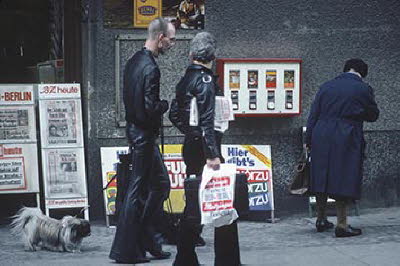 Passanten vor Laden  in Charlottenburg (1979)
