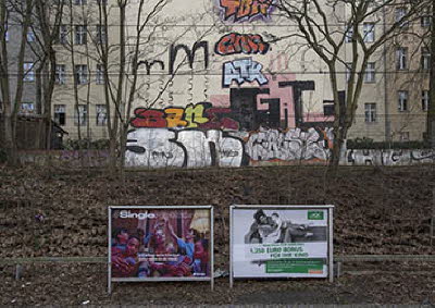 Plakate und Graffiti am S-Prenzlauer Allee (2020)