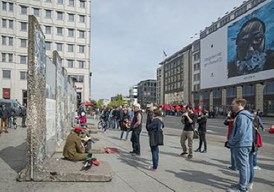Potsdamer Platz Mauerreste mit Besuchern (2016)