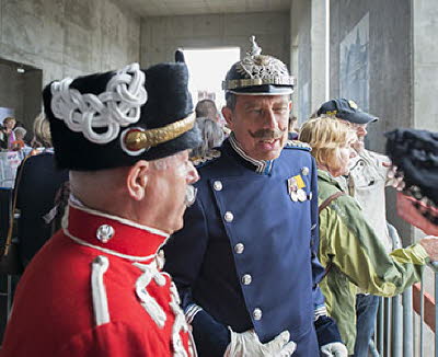 Schlossbaustelle Besucher in historischen Uniformen (2015)