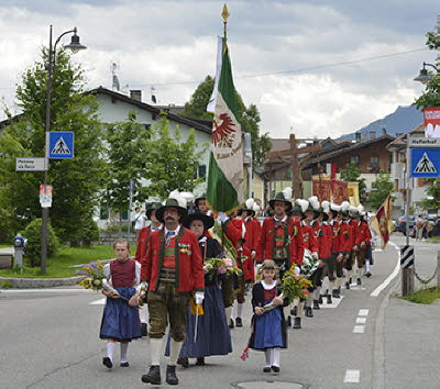 Schützenkompanie bei Herz-Jesu-Prozession in Niederdorf