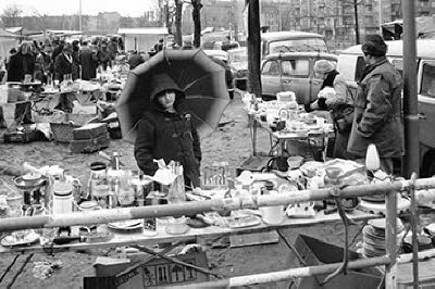Trödelmarktstand an der Schloßstraße (1977)