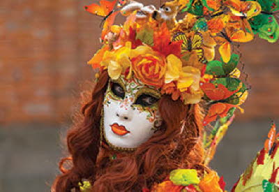 Venedig Maskierte mit Blumenhut auf Markusplatz