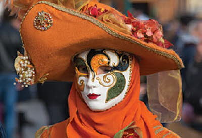 Venedig Maskierte mit orangen Hut