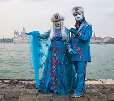 Venedig Maskiertenpaar in Blau auf San Giorgio