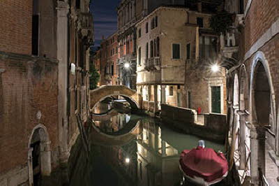 Venedig Seitenkanal mit Brücke nachts